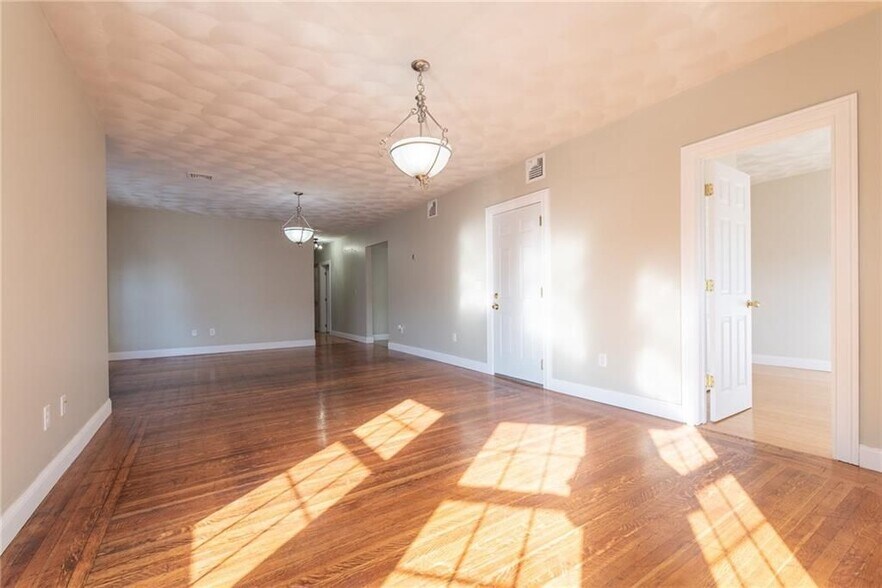 Building Photo - 29 Marlborough Ave