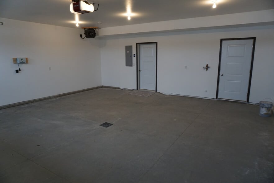 Extra large 24'x24' garage with heater - 3805 Stacy Dr