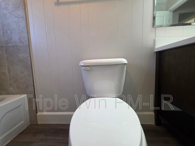 Building Photo - 16 Hum Rd