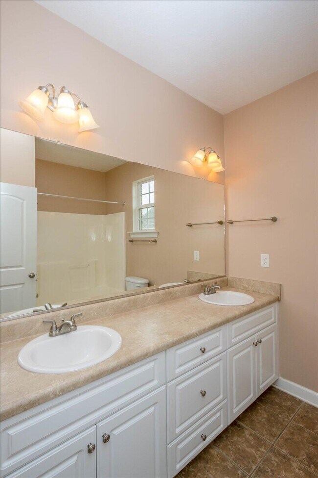 Building Photo - 1661 Jamestown Ave