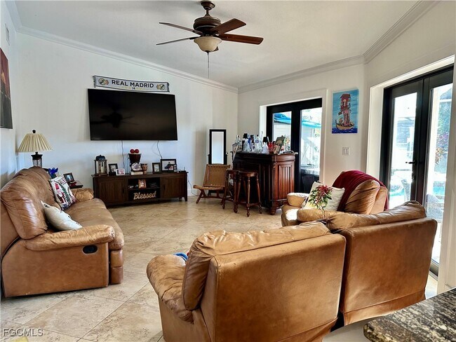 Building Photo - 3766 SE 6th Ave