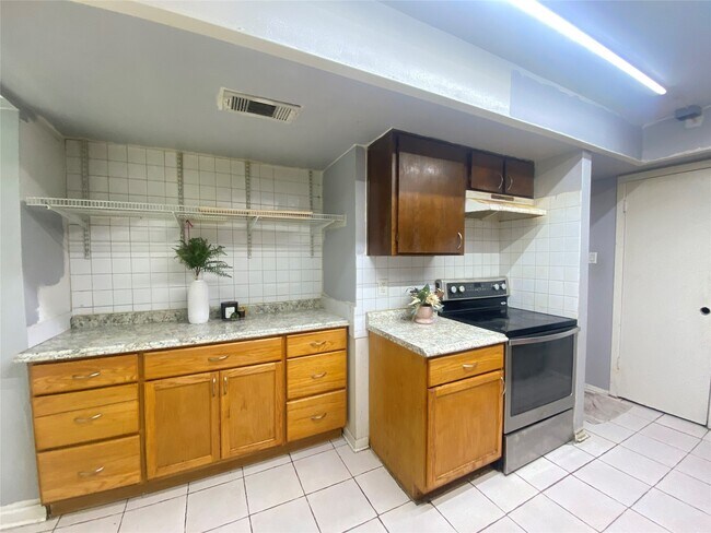 Building Photo - 7913 Grove Ridge Dr