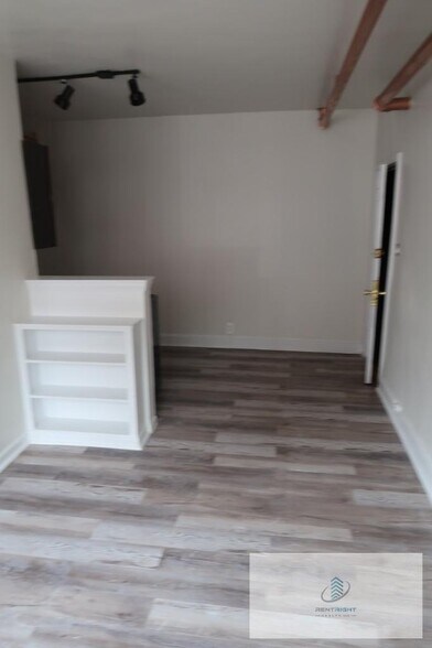 Building Photo - 4588 N Elston Ave