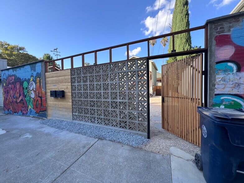 Building Photo - 521 Solons Alley
