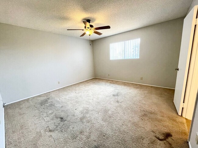 Building Photo - 3 Bedroom 2 Bath with Garage!