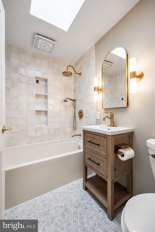 Building Photo - 113 W Albertson Ave