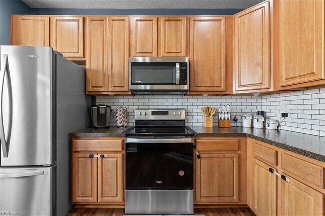 Building Photo - 3 Story Townhouse-style Condo Near Town Ce...