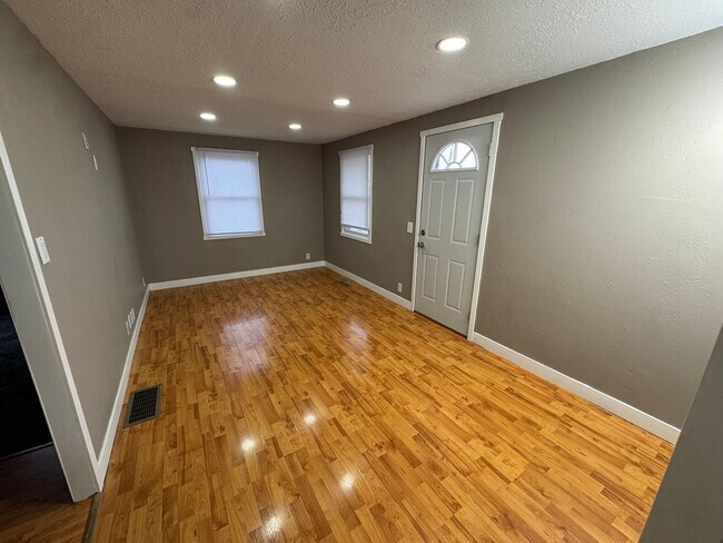 Building Photo - Main level house available for rent