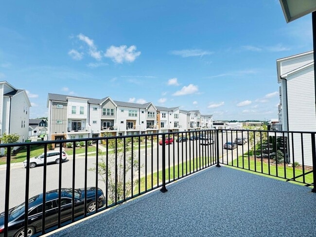 Building Photo - 4 bedroom End Unit Townhome in Wendell Fall