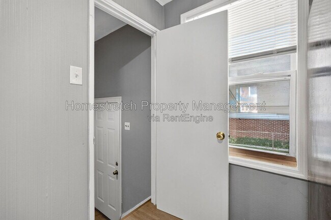 Building Photo - 2247 Hollis Dr