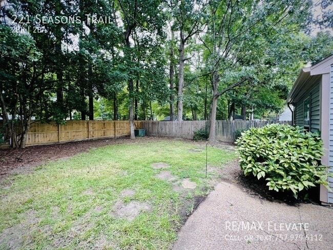 Building Photo - 221 Seasons Trail