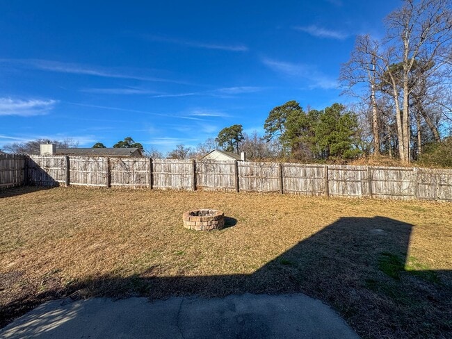 Building Photo - Charming 3 Bed 2 Bath Home with Fenced Backyard