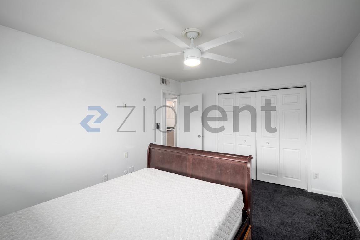 Building Photo - Unit 206