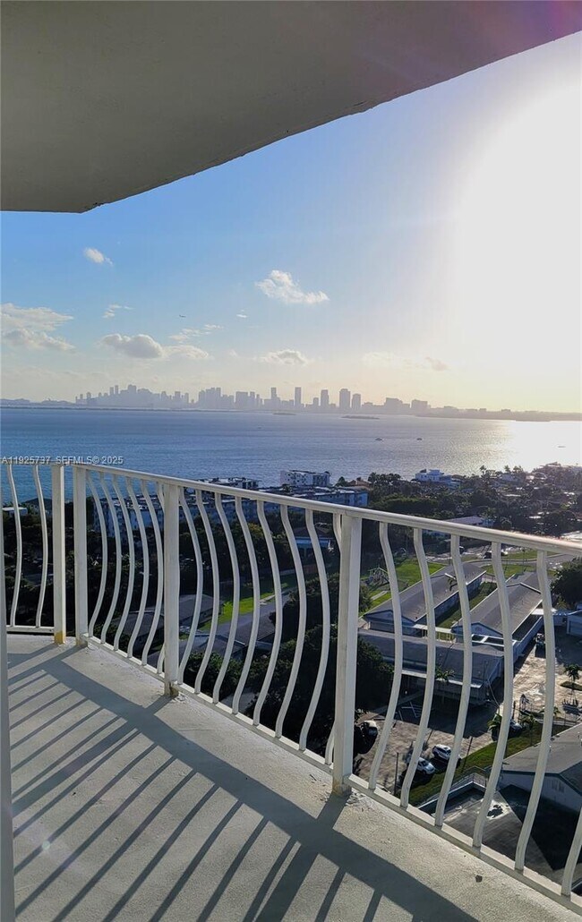 Building Photo - 7601 E Treasure Dr