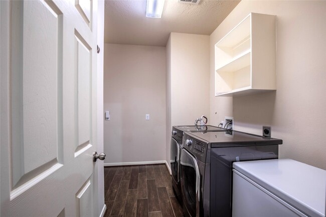 Building Photo - 2802 Silhouette Bay Dr