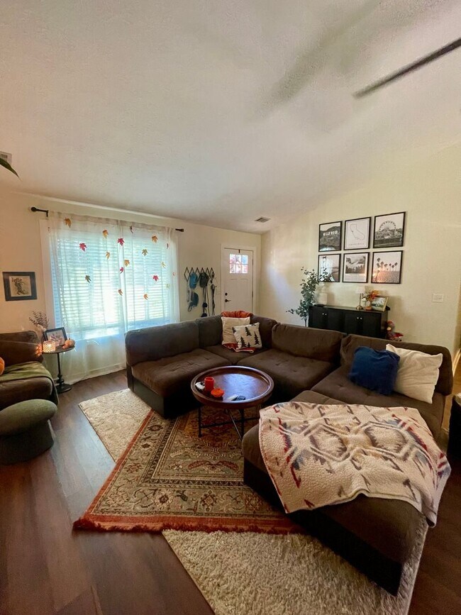 Building Photo - Beautiful newly renovated 3 bedroom 2 bath...