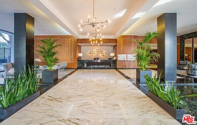 Building Photo - 1100 Alta Loma Rd