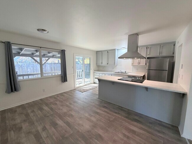 Building Photo - 670 Pine Way