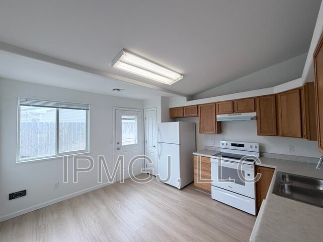 Building Photo - 484 Ridge Ln