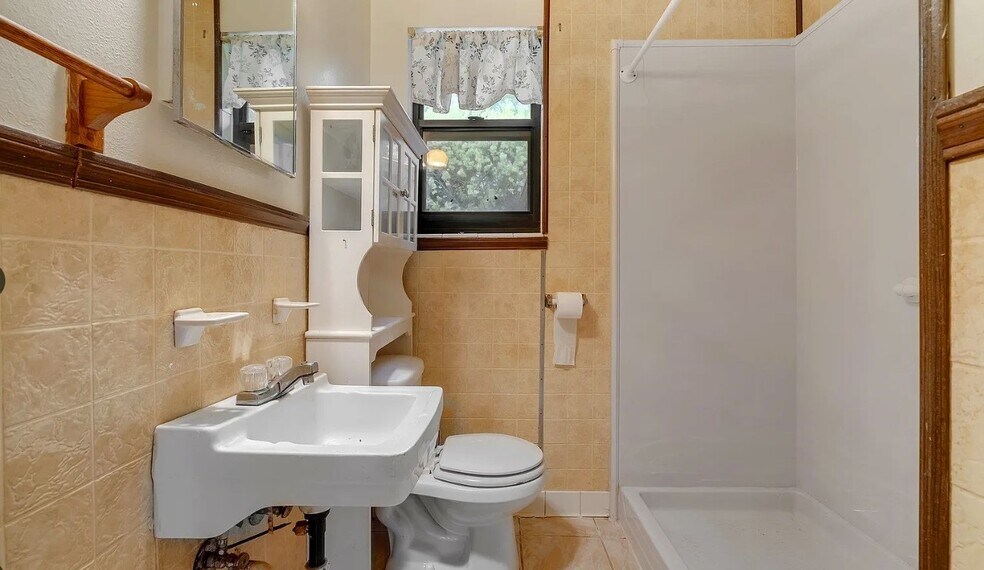 Bathroom - 1927 Grimes Ln