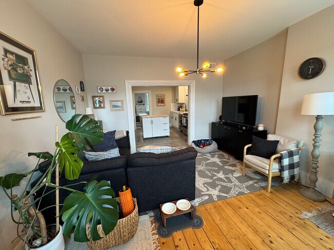 Building Photo - Updated 1 Bedroom in Downtown Amesbury - Available September 1st