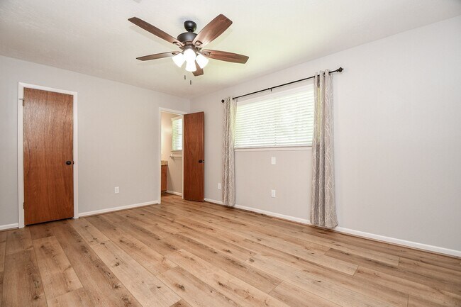 Building Photo - 2303 Willow Blvd