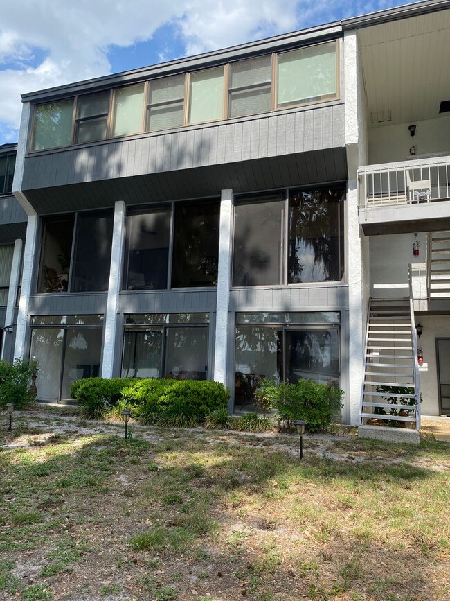 Building Photo - Beautiful Lakefront Condo!