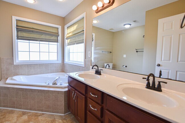 Building Photo - Pet Friendly Three Bedroom with Bonus!