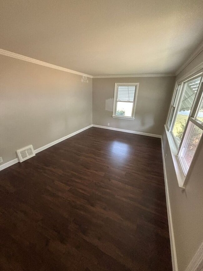 Building Photo - Charming 4-Bedroom Home in a Prime Locatio...