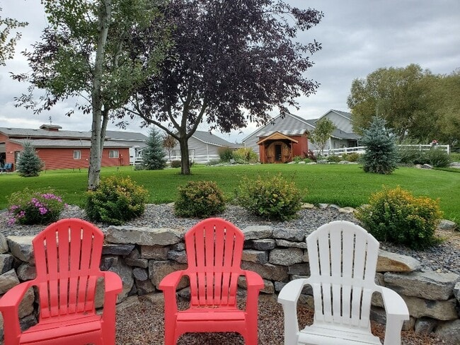 Building Photo - Avail Sept 14th thru May 31st.  Fully furnished w/ internet & utilities included