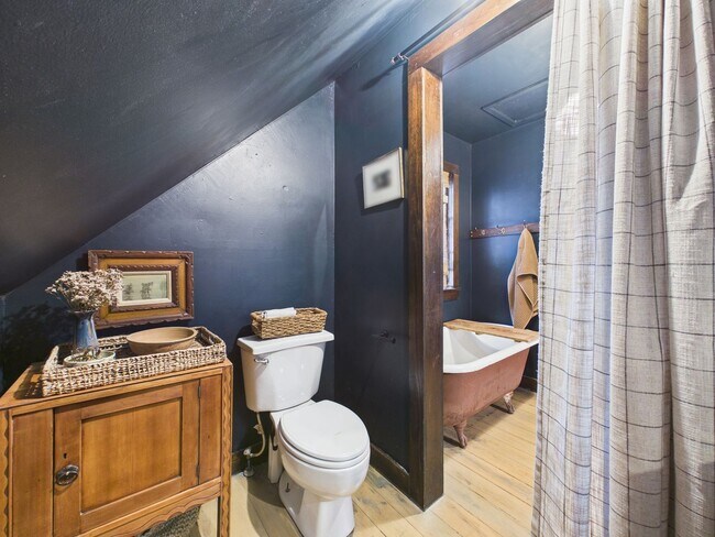 Building Photo - COMING SOON! Charming Cottage in the Center of Town