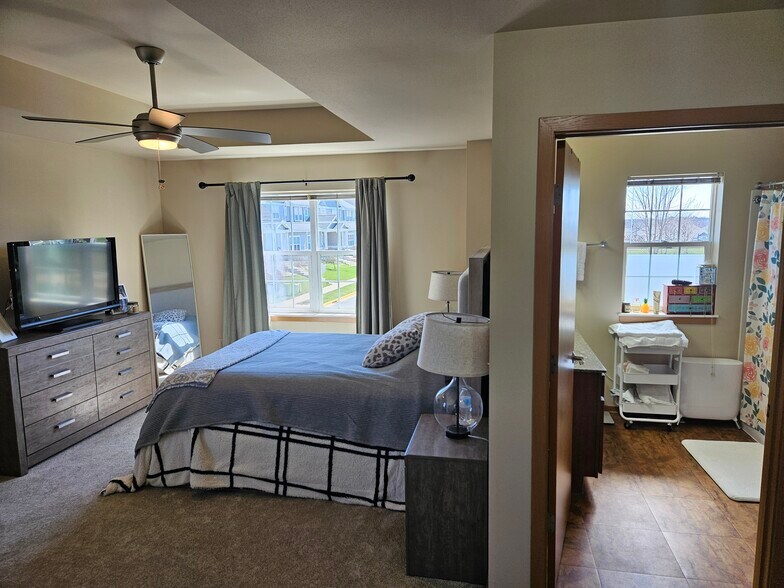 Primary BR with bath - 4876 Innovation Dr