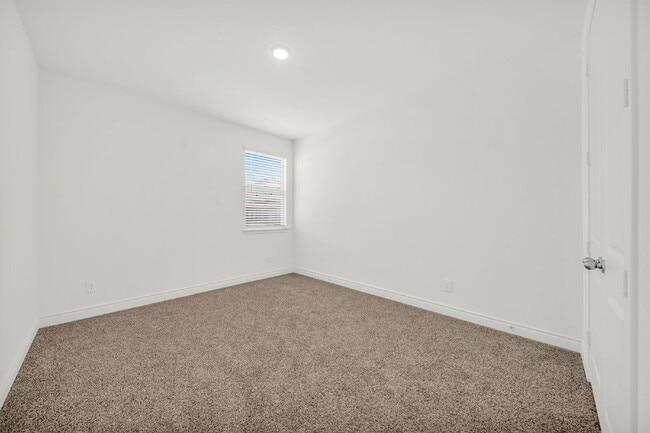 Building Photo - Stunning 4-bedroom, 3-bathroom single-stor...