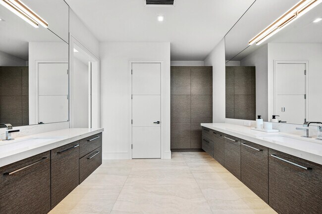 Building Photo - 320 NE Wavecrest Way