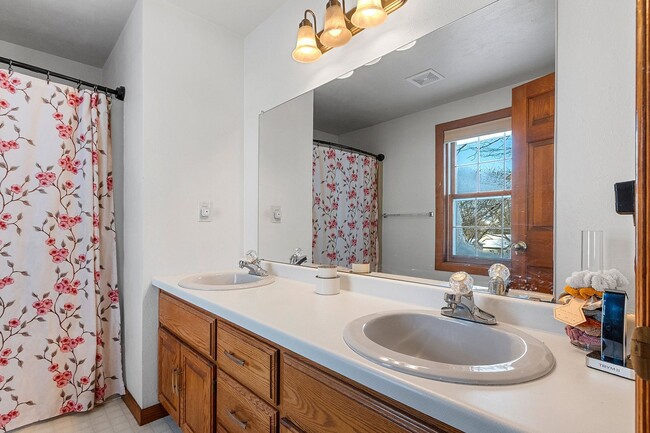 Building Photo - 5 BEDROOM 4.5 BATH PRIVATE BACKYARD