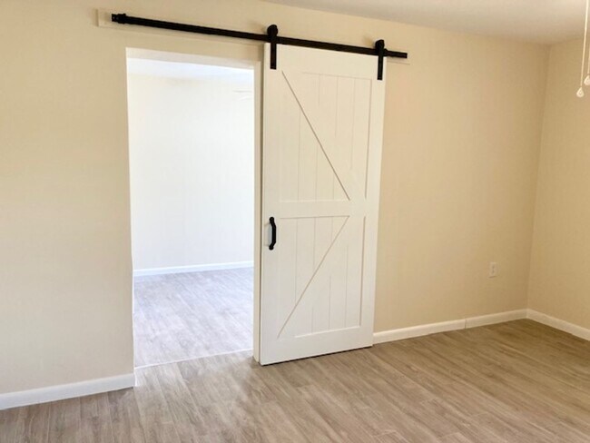 Building Photo - Clean ready to go 2/1 in Beverly Hills!