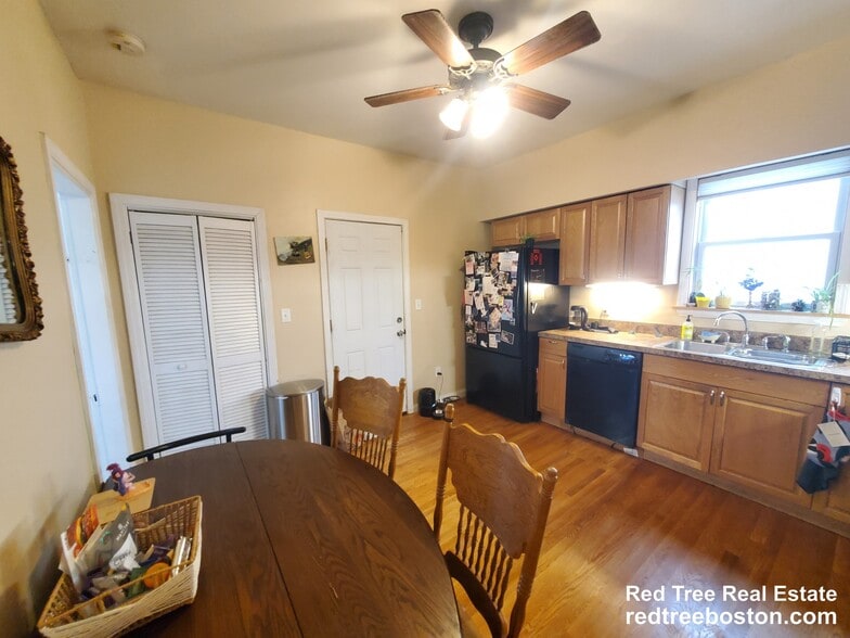 Building Photo - 72 Marshall St