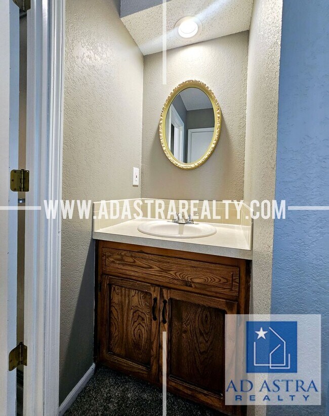 Building Photo - Nice 3 bed 1.5 bath townhouse in Olathe-Coming SOON!!