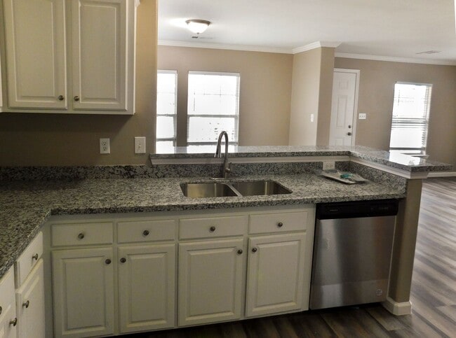 Building Photo - 154 Varsity Dr