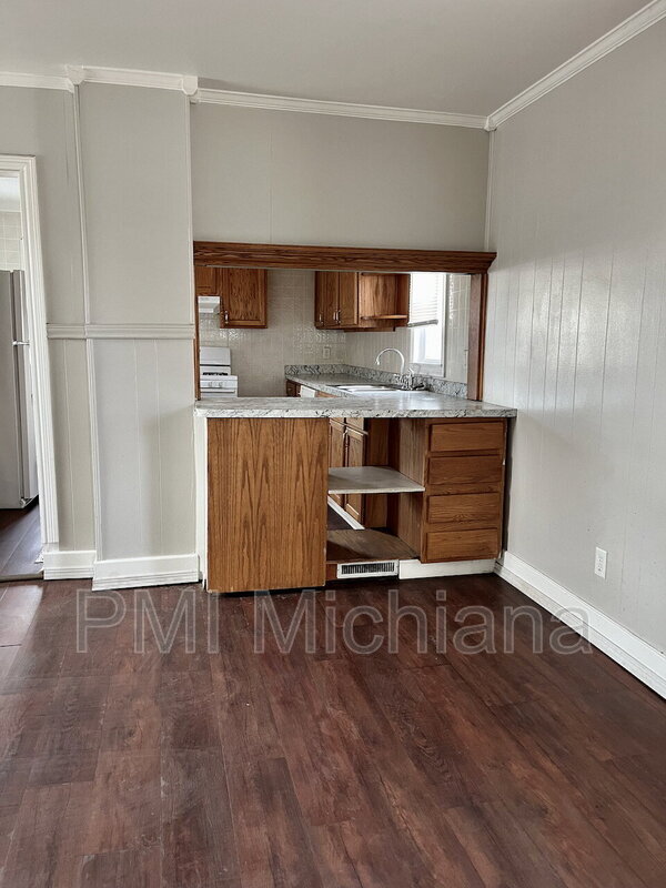 Building Photo - 212 W 9th St