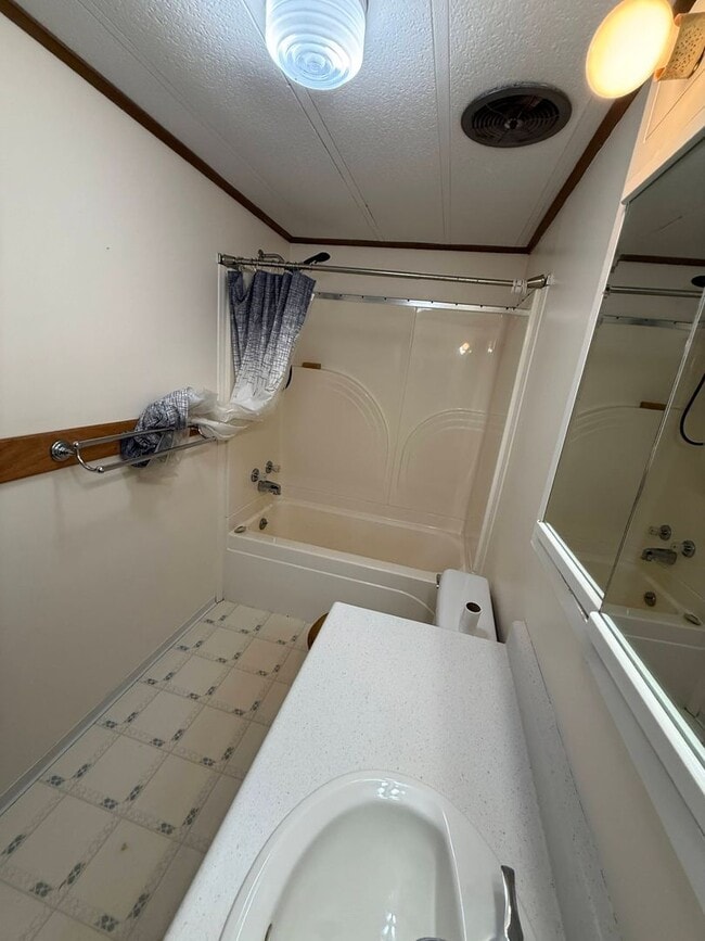 Building Photo - 4 Bed 2 Bath Home with 2 Car Garage, Large Private Fenced Yard. Lander, WY