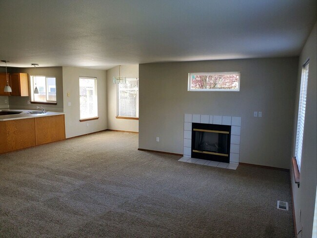 Building Photo - **PENDING APP**Beautiful 3 Bed 2.5 Bath in Lacey