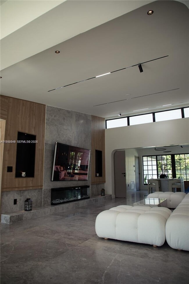 Building Photo - 7850 Hawthorne Ave