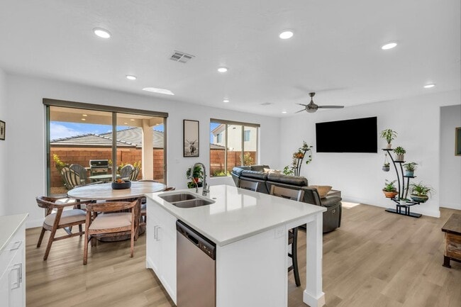 Building Photo - 4546 S Lucy Ln