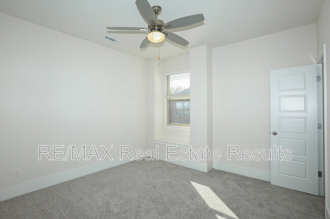 Building Photo - 4903 SW Woodvale Rd