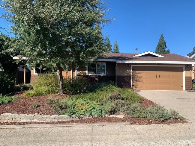 Building Photo - 3 bedroom 2 bath home with HUGE yard in Orangevale