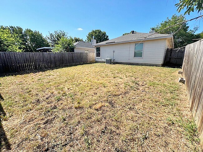 Building Photo - Great 3 Bdrm 2 Bath Home in North Denton Tx