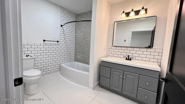 Building Photo - 406 Main St