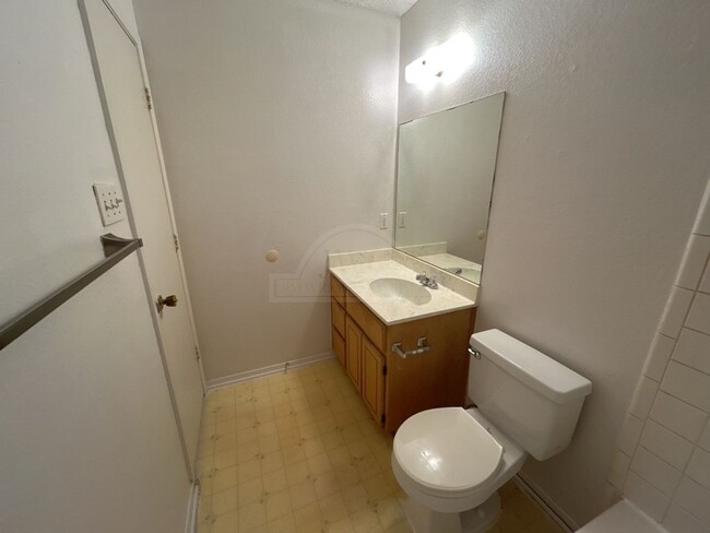 Building Photo - **2 WEEK FREE RENT***3103 Thoroughbred, Ki...