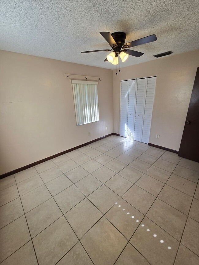 Building Photo - SPACIOUS 2 BEDROOM 1 BATH DUPLEX LOCATED I...
